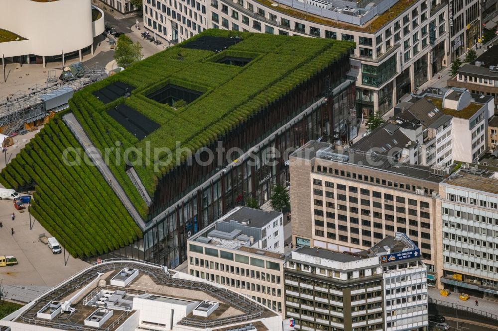 Düsseldorf from the bird's eye view: Green building complex of the shopping center Ingenhoven-Tal - Koebogen 2 on Gustaf-Gruendgens-Place in Duesseldorf at Ruhrgebiet in the state North Rhine-Westphalia, Germany