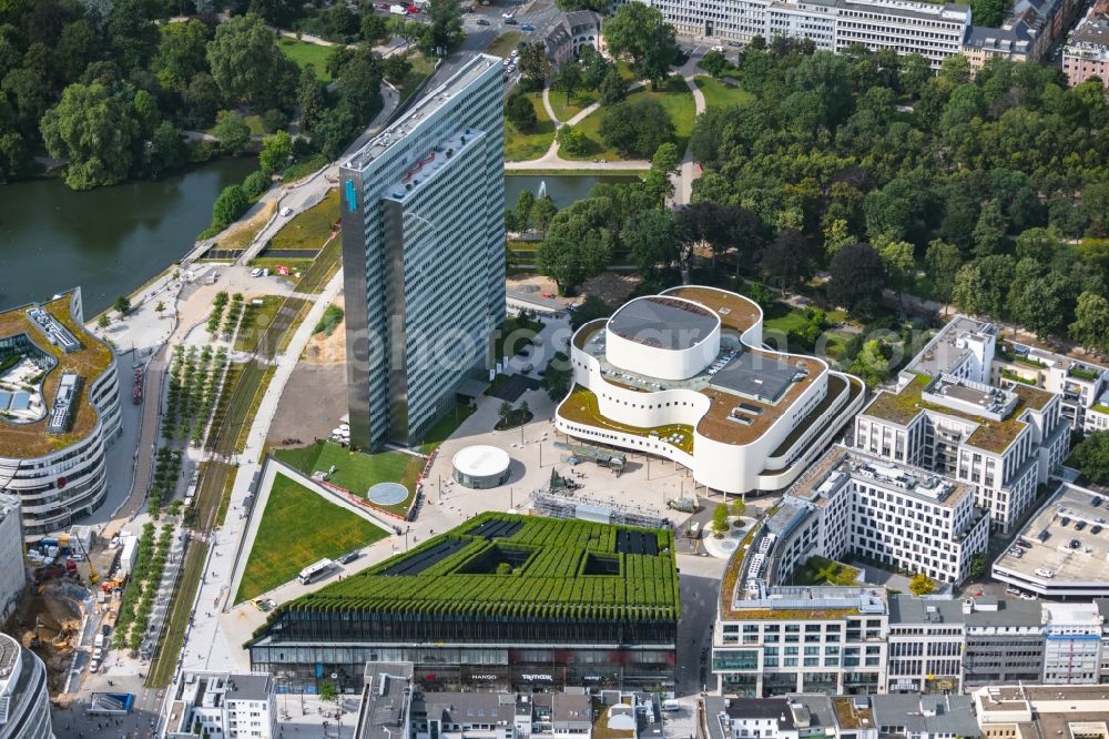 Düsseldorf from the bird's eye view: Green building complex of the shopping center Ingenhoven-Tal - Koebogen 2 on Gustaf-Gruendgens-Place in Duesseldorf at Ruhrgebiet in the state North Rhine-Westphalia, Germany