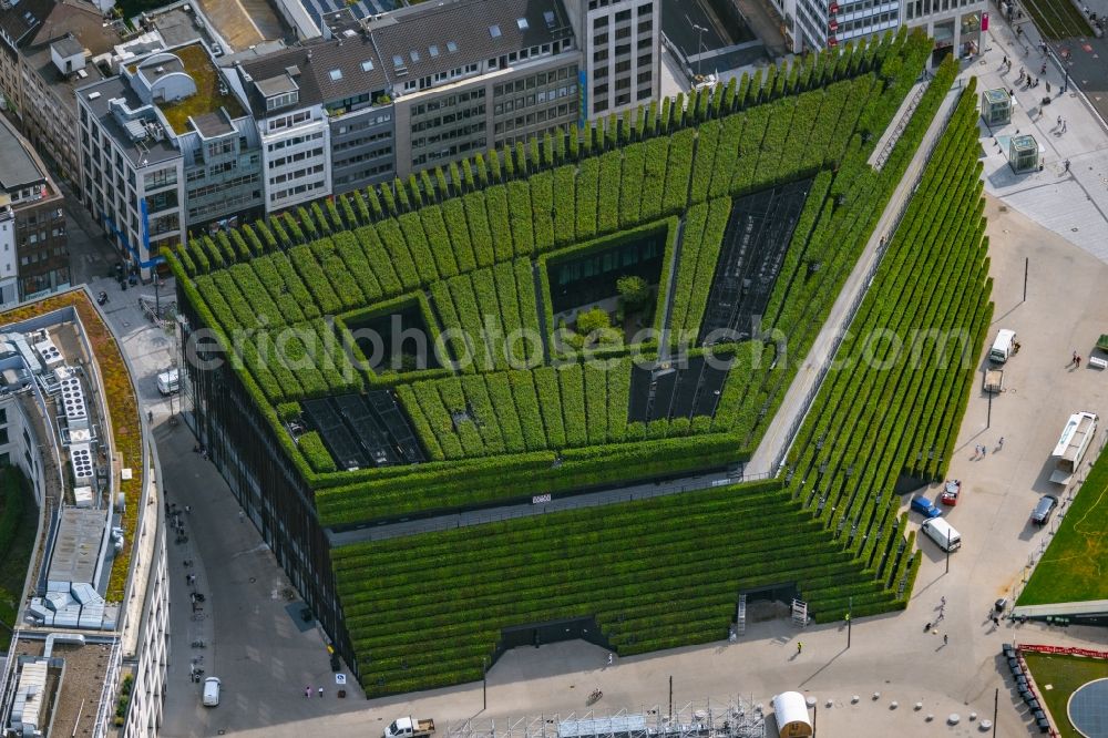 Düsseldorf from above - Green building complex of the shopping center Ingenhoven-Tal - Koebogen 2 on Gustaf-Gruendgens-Place in Duesseldorf at Ruhrgebiet in the state North Rhine-Westphalia, Germany