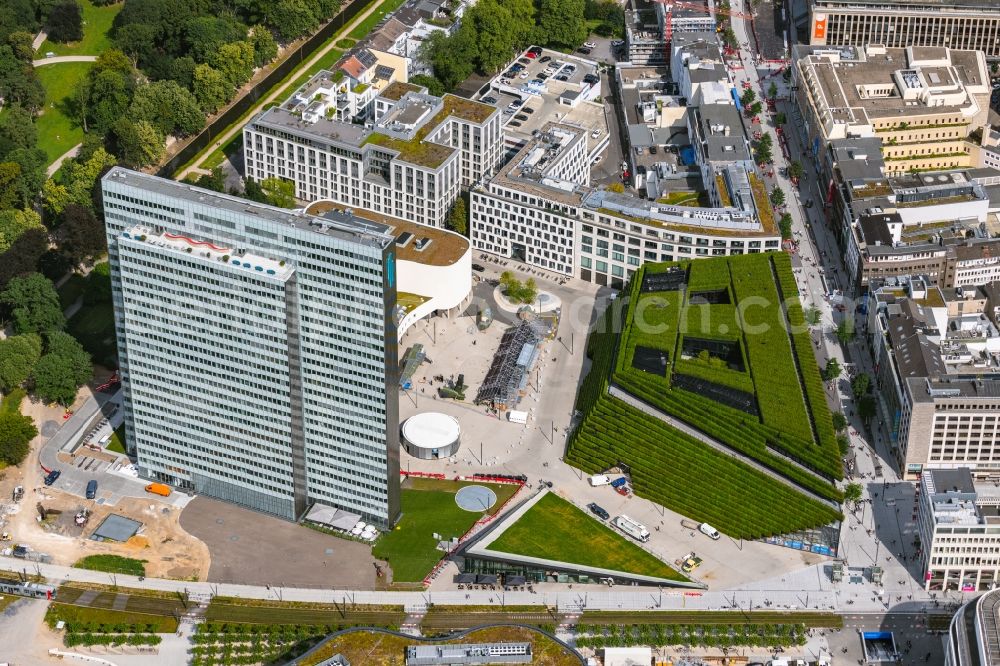 Düsseldorf from the bird's eye view: Green building complex of the shopping center Ingenhoven-Tal - Koebogen 2 on Gustaf-Gruendgens-Place in Duesseldorf at Ruhrgebiet in the state North Rhine-Westphalia, Germany