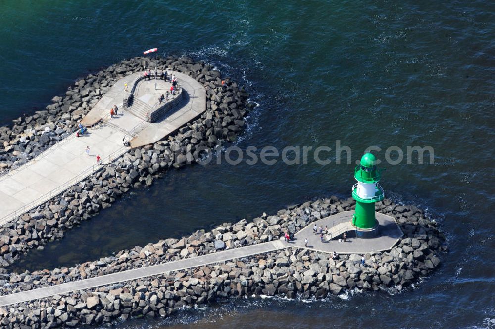 Rostock Warnemünde from the bird's eye view: Der grüne Molenturm am Ende der westlichen Hafenmole von Warnemünde, einem Stadtteil von Rostock in Mecklenburg-Vorpommern, wurde zu Beginn den 1980er Jahren errichtet. In seiner Funktion als Molenfeuer ist der grüne Stahlturm mit weißem Band und zwei Galerien eine Sehenswürdigkeit, die einen guten Blick auf die Stadt und das Warnemünder Seeufer bietet. Green pier tower at western harbour mole of Warnemünde, district of city Rostock in state Mecklenburg-Vorpommern, was constructed in the 1980s. In its role as breakwater light, the green steel tower with two galleries is a site, offering a good view over the city and the lakeshore of Warnemuende.