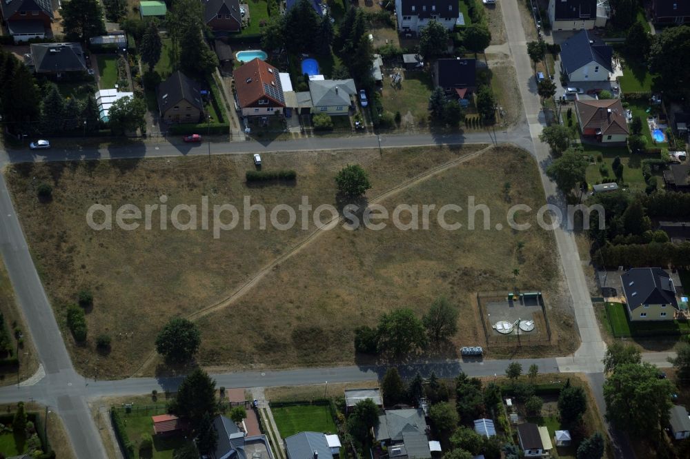 Berlin from above - Park area amidst the single family house settlement of Mahlsdorf-Sued in the district of Marzahn-Hellersdorf in Berlin in Germany. The empty meadow is located on Wickenweg amidst the buildings of the residential area