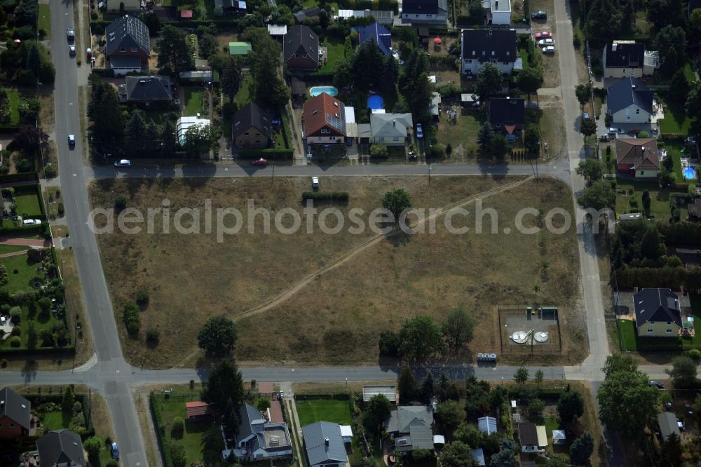 Berlin from the bird's eye view: Park area amidst the single family house settlement of Mahlsdorf-Sued in the district of Marzahn-Hellersdorf in Berlin in Germany. The empty meadow is located on Wickenweg amidst the buildings of the residential area