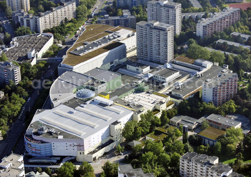 Berlin from above - Blick auf den Berliner Stadtbezirk Neukölln und die Gropius-Passagen. Die Passagen wurden 1994 eröffnet und gelten als das größte Einkaufszentrum in Deutschland. View to the Berlin district Neuköln with the shopping center Gropius Passagen.