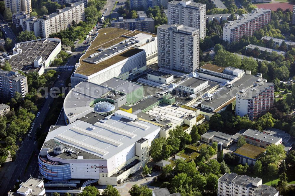 Berlin from the bird's eye view: Blick auf den Berliner Stadtbezirk Neukölln und die Gropius-Passagen. Die Passagen wurden 1994 eröffnet und gelten als das größte Einkaufszentrum in Deutschland. View to the Berlin district Neuköln with the shopping center Gropius Passagen.