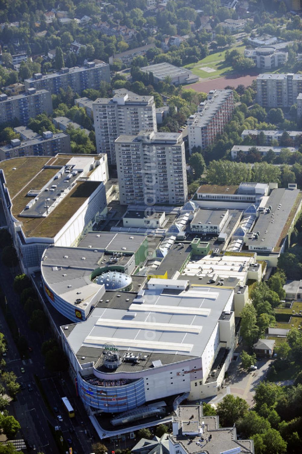 Aerial image Berlin - Blick auf den Berliner Stadtbezirk Neukölln und die Gropius-Passagen. Die Passagen wurden 1994 eröffnet und gelten als das größte Einkaufszentrum in Deutschland. View to the Berlin district Neuköln with the shopping center Gropius Passagen.