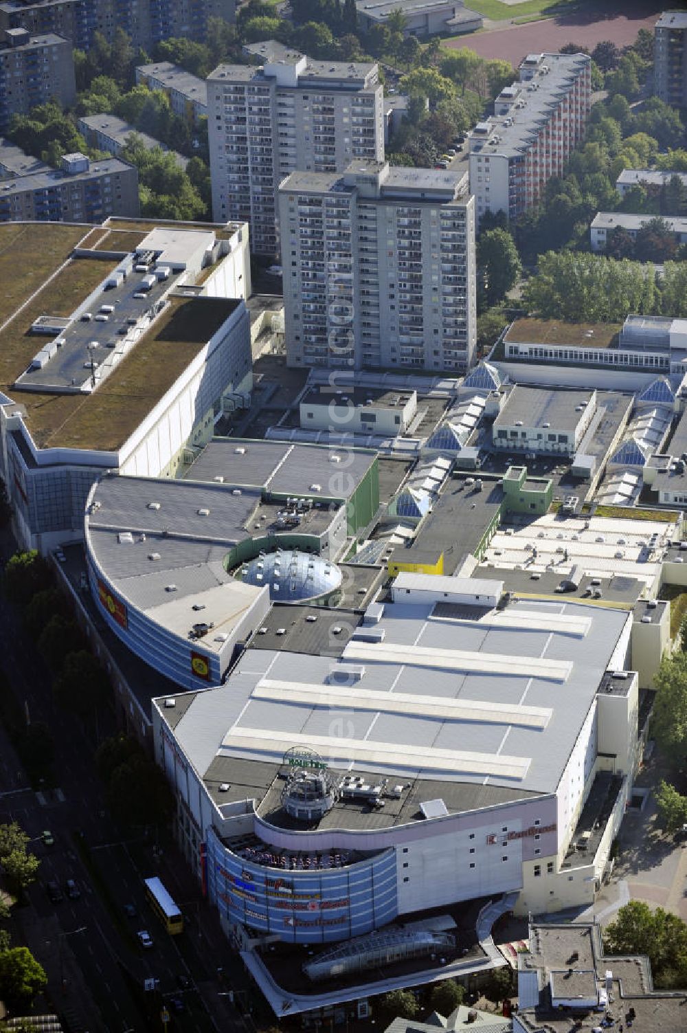 Aerial photograph Berlin - Blick auf den Berliner Stadtbezirk Neukölln und die Gropius-Passagen. Die Passagen wurden 1994 eröffnet und gelten als das größte Einkaufszentrum in Deutschland. View to the Berlin district Neuköln with the shopping center Gropius Passagen.