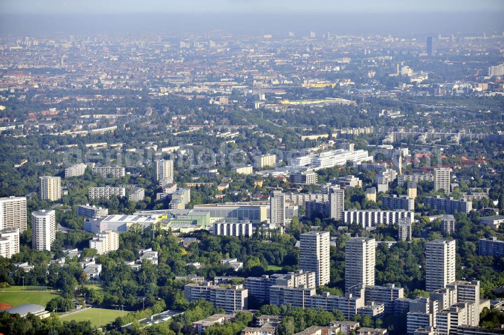 Berlin from the bird's eye view: Blick auf den Berliner Stadtbezirk Neukölln, die Gropiusstadt und die Gropius-Passagen. Die Passagen wurden 1994 eröffnet und gelten als das größte Einkaufszentrum in Deutschland. View to the Berlin district Neukölln with the shopping center Gropius Passagen.