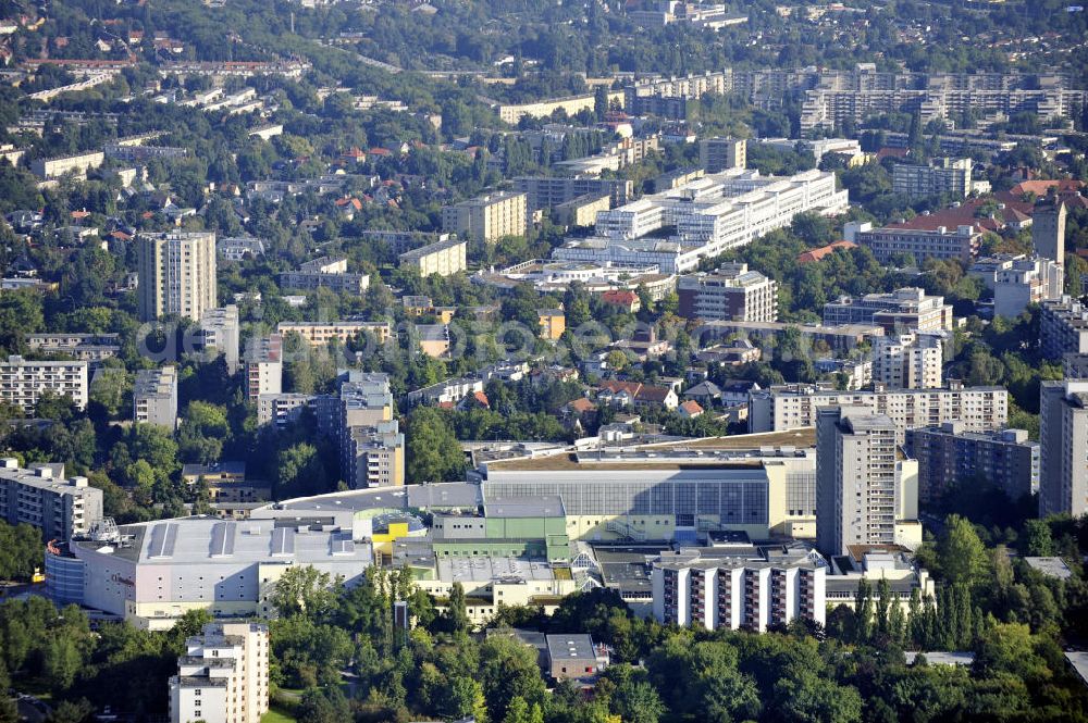 Berlin from the bird's eye view: Blick auf den Berliner Stadtbezirk Neukölln, die Gropiusstadt und die Gropius-Passagen. Die Passagen wurden 1994 eröffnet und gelten als das größte Einkaufszentrum in Deutschland. View to the Berlin district Neukölln with the shopping center Gropius Passagen.