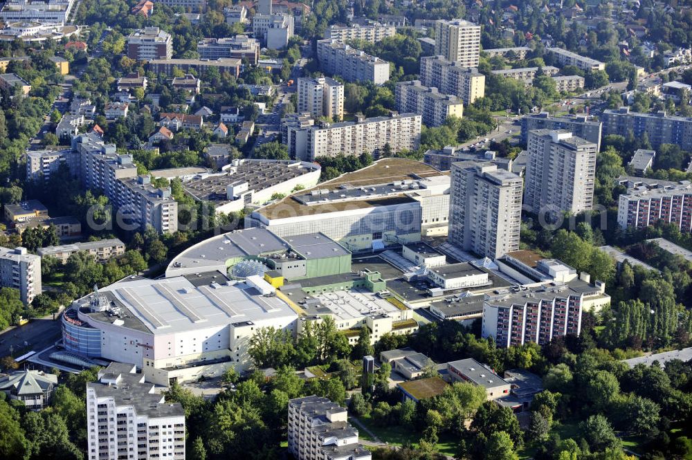 Berlin from the bird's eye view: Blick auf den Berliner Stadtbezirk Neukölln, die Gropiusstadt und die Gropius-Passagen. Die Passagen wurden 1994 eröffnet und gelten als das größte Einkaufszentrum in Deutschland. View to the Berlin district Neukölln with the shopping center Gropius Passagen.