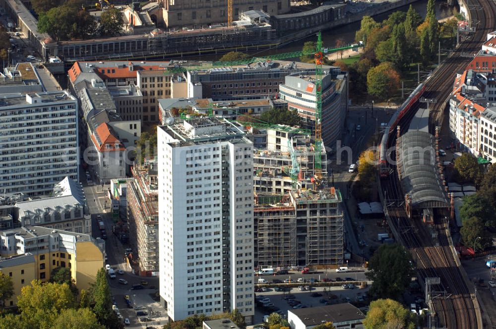 Aerial image Berlin - Blick auf die Baustelle vom Hackeschen Quartier, einem neuen Büro- und Geschäftshauskomplex. Auf einer gemeinsamen Tiefgarage werden zwei durch eine Gasse getrennte Baublöcke errichtet, die später Laden- und Gastronomieflächen sowie Räumlichkeiten für die Büronutzung und ein Apartmenthotel bereitstellen werden. Bauherr ist die Investitionsgesellschaft Hackesches Quartier mbH & Co. KG. Verantwortlich für die Planung sind die Architekten Müller-Reimann. Ausführendes Bauunternehmen ist die BAM Deutschland AG (ehemals Müller-Altvatter-Bauunternehmung GmbH & Co. KG und Wayss & Freytag Schlüsselfertigbau AG). Kontakt Investitionsgesellschaft Hackesches Quartier mbH & Co. KG c/o IVG Development GmbH: Ansprechpartner Nicolas Novotny, Tel. +49(0)30 88777312; Kontakt Müller-Reimann Architekten: Ansprechpartner Ivan Reimann, Tel. +49(0)30 34606116; Kontakt BAM Deutschland AG: +49(0)711 250070, Email: kontakt@bam-deutschland.de; Kontakt IVG Immobilien AG: +49(0)228 8440, Email: info@ivg.de