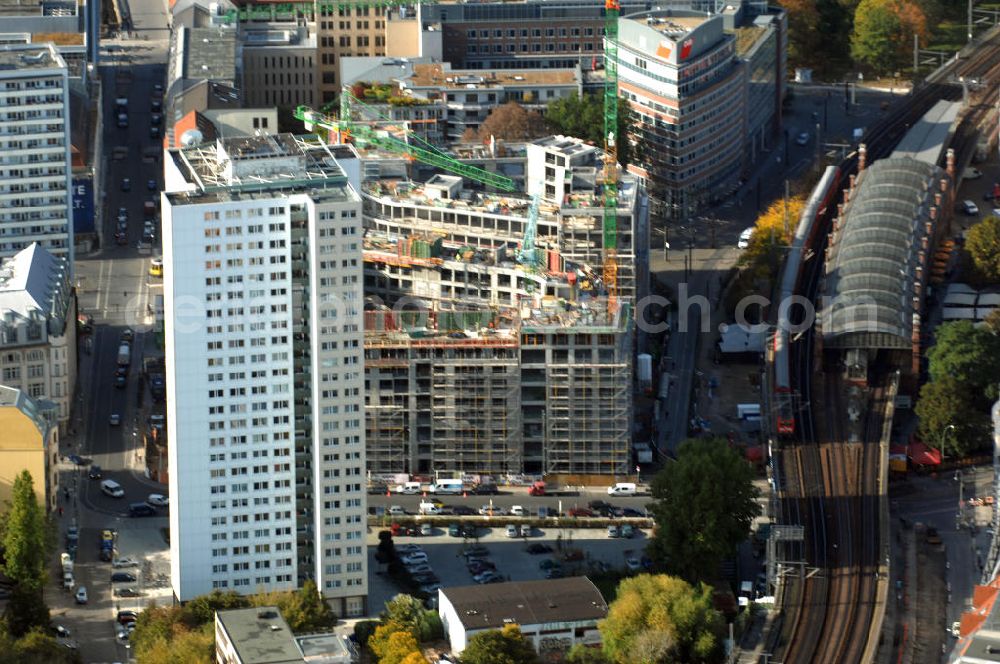 Aerial photograph Berlin - Blick auf die Baustelle vom Hackeschen Quartier, einem neuen Büro- und Geschäftshauskomplex. Auf einer gemeinsamen Tiefgarage werden zwei durch eine Gasse getrennte Baublöcke errichtet, die später Laden- und Gastronomieflächen sowie Räumlichkeiten für die Büronutzung und ein Apartmenthotel bereitstellen werden. Bauherr ist die Investitionsgesellschaft Hackesches Quartier mbH & Co. KG. Verantwortlich für die Planung sind die Architekten Müller-Reimann. Ausführendes Bauunternehmen ist die BAM Deutschland AG (ehemals Müller-Altvatter-Bauunternehmung GmbH & Co. KG und Wayss & Freytag Schlüsselfertigbau AG). Kontakt Investitionsgesellschaft Hackesches Quartier mbH & Co. KG c/o IVG Development GmbH: Ansprechpartner Nicolas Novotny, Tel. +49(0)30 88777312; Kontakt Müller-Reimann Architekten: Ansprechpartner Ivan Reimann, Tel. +49(0)30 34606116; Kontakt BAM Deutschland AG: +49(0)711 250070, Email: kontakt@bam-deutschland.de; Kontakt IVG Immobilien AG: +49(0)228 8440, Email: info@ivg.de