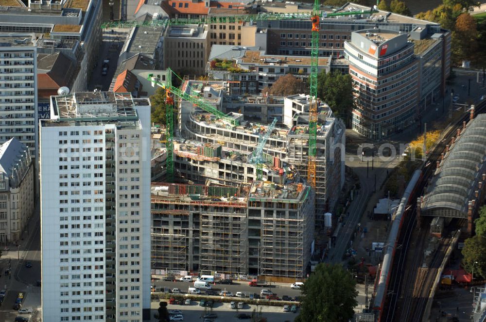 Berlin from above - Blick auf die Baustelle vom Hackeschen Quartier, einem neuen Büro- und Geschäftshauskomplex. Auf einer gemeinsamen Tiefgarage werden zwei durch eine Gasse getrennte Baublöcke errichtet, die später Laden- und Gastronomieflächen sowie Räumlichkeiten für die Büronutzung und ein Apartmenthotel bereitstellen werden. Bauherr ist die Investitionsgesellschaft Hackesches Quartier mbH & Co. KG. Verantwortlich für die Planung sind die Architekten Müller-Reimann. Ausführendes Bauunternehmen ist die BAM Deutschland AG (ehemals Müller-Altvatter-Bauunternehmung GmbH & Co. KG und Wayss & Freytag Schlüsselfertigbau AG). Kontakt Investitionsgesellschaft Hackesches Quartier mbH & Co. KG c/o IVG Development GmbH: Ansprechpartner Nicolas Novotny, Tel. +49(0)30 88777312; Kontakt Müller-Reimann Architekten: Ansprechpartner Ivan Reimann, Tel. +49(0)30 34606116; Kontakt BAM Deutschland AG: +49(0)711 250070, Email: kontakt@bam-deutschland.de; Kontakt IVG Immobilien AG: +49(0)228 8440, Email: info@ivg.de