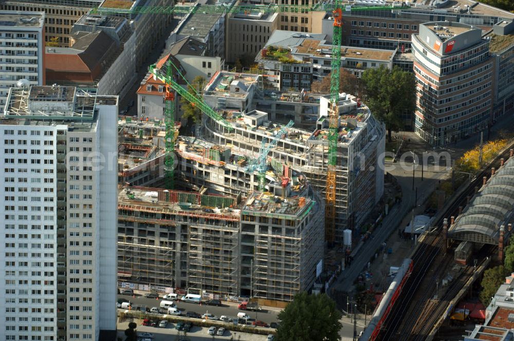 Aerial image Berlin - Blick auf die Baustelle vom Hackeschen Quartier, einem neuen Büro- und Geschäftshauskomplex. Auf einer gemeinsamen Tiefgarage werden zwei durch eine Gasse getrennte Baublöcke errichtet, die später Laden- und Gastronomieflächen sowie Räumlichkeiten für die Büronutzung und ein Apartmenthotel bereitstellen werden. Bauherr ist die Investitionsgesellschaft Hackesches Quartier mbH & Co. KG. Verantwortlich für die Planung sind die Architekten Müller-Reimann. Ausführendes Bauunternehmen ist die BAM Deutschland AG (ehemals Müller-Altvatter-Bauunternehmung GmbH & Co. KG und Wayss & Freytag Schlüsselfertigbau AG). Kontakt Investitionsgesellschaft Hackesches Quartier mbH & Co. KG c/o IVG Development GmbH: Ansprechpartner Nicolas Novotny, Tel. +49(0)30 88777312; Kontakt Müller-Reimann Architekten: Ansprechpartner Ivan Reimann, Tel. +49(0)30 34606116; Kontakt BAM Deutschland AG: +49(0)711 250070, Email: kontakt@bam-deutschland.de; Kontakt IVG Immobilien AG: +49(0)228 8440, Email: info@ivg.de