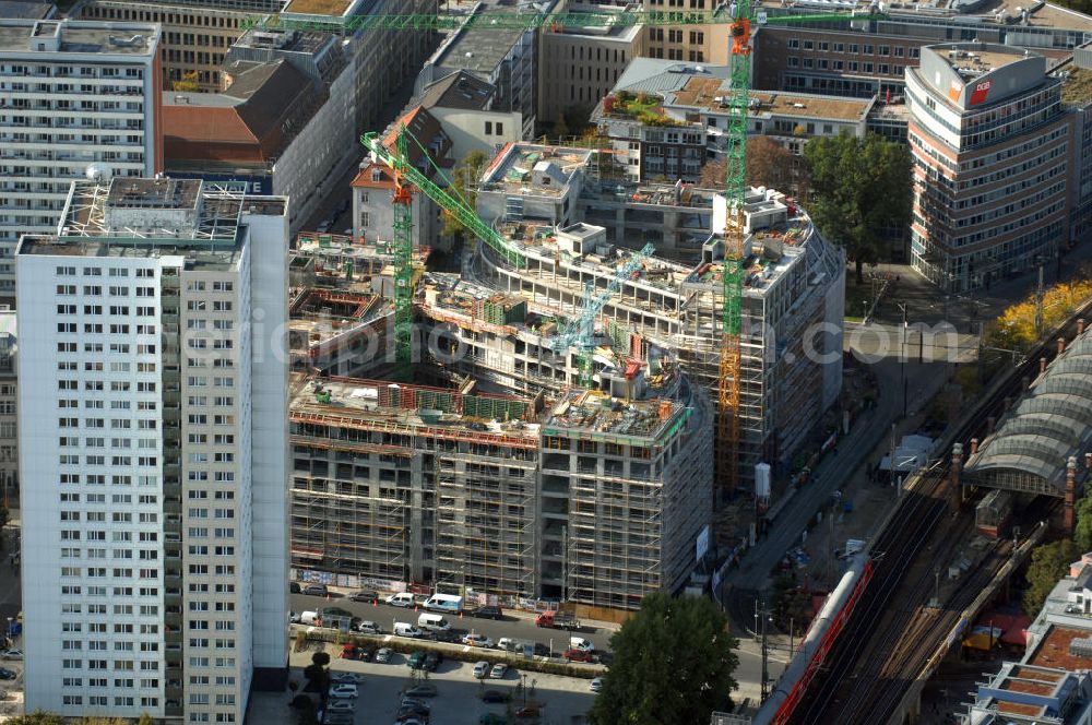 Aerial photograph Berlin - Blick auf die Baustelle vom Hackeschen Quartier, einem neuen Büro- und Geschäftshauskomplex. Auf einer gemeinsamen Tiefgarage werden zwei durch eine Gasse getrennte Baublöcke errichtet, die später Laden- und Gastronomieflächen sowie Räumlichkeiten für die Büronutzung und ein Apartmenthotel bereitstellen werden. Bauherr ist die Investitionsgesellschaft Hackesches Quartier mbH & Co. KG. Verantwortlich für die Planung sind die Architekten Müller-Reimann. Ausführendes Bauunternehmen ist die BAM Deutschland AG (ehemals Müller-Altvatter-Bauunternehmung GmbH & Co. KG und Wayss & Freytag Schlüsselfertigbau AG). Kontakt Investitionsgesellschaft Hackesches Quartier mbH & Co. KG c/o IVG Development GmbH: Ansprechpartner Nicolas Novotny, Tel. +49(0)30 88777312; Kontakt Müller-Reimann Architekten: Ansprechpartner Ivan Reimann, Tel. +49(0)30 34606116; Kontakt BAM Deutschland AG: +49(0)711 250070, Email: kontakt@bam-deutschland.de; Kontakt IVG Immobilien AG: +49(0)228 8440, Email: info@ivg.de