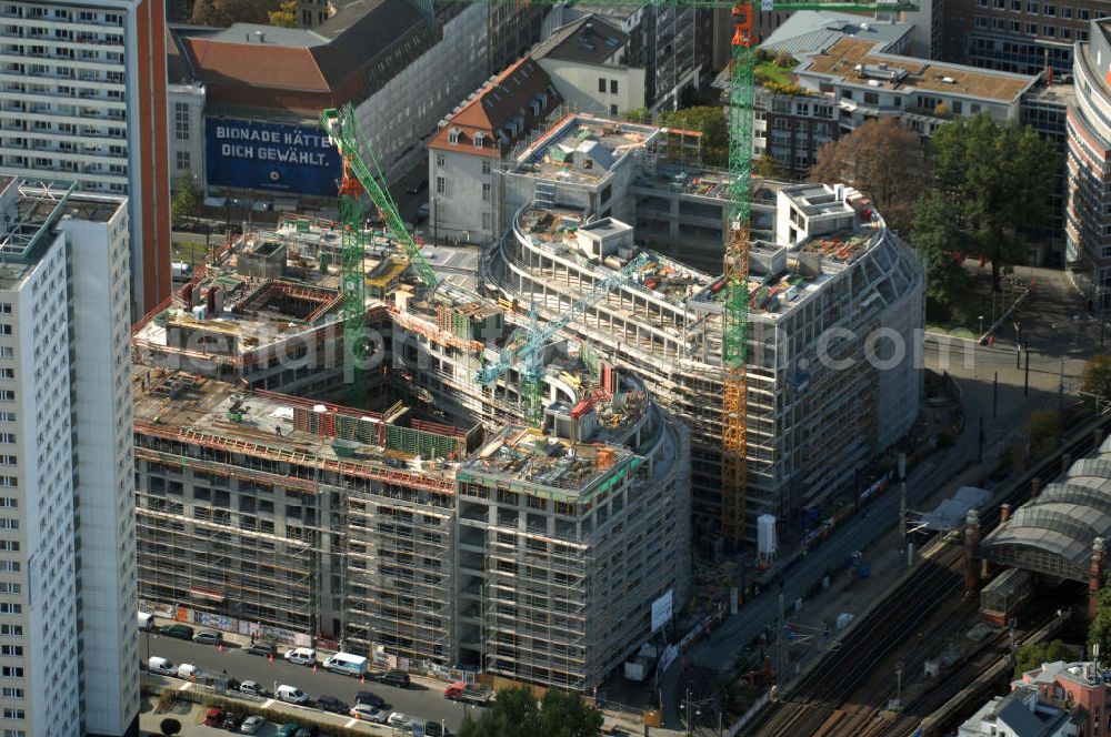 Berlin from the bird's eye view: Blick auf die Baustelle vom Hackeschen Quartier, einem neuen Büro- und Geschäftshauskomplex. Auf einer gemeinsamen Tiefgarage werden zwei durch eine Gasse getrennte Baublöcke errichtet, die später Laden- und Gastronomieflächen sowie Räumlichkeiten für die Büronutzung und ein Apartmenthotel bereitstellen werden. Bauherr ist die Investitionsgesellschaft Hackesches Quartier mbH & Co. KG. Verantwortlich für die Planung sind die Architekten Müller-Reimann. Ausführendes Bauunternehmen ist die BAM Deutschland AG (ehemals Müller-Altvatter-Bauunternehmung GmbH & Co. KG und Wayss & Freytag Schlüsselfertigbau AG). Kontakt Investitionsgesellschaft Hackesches Quartier mbH & Co. KG c/o IVG Development GmbH: Ansprechpartner Nicolas Novotny, Tel. +49(0)30 88777312; Kontakt Müller-Reimann Architekten: Ansprechpartner Ivan Reimann, Tel. +49(0)30 34606116; Kontakt BAM Deutschland AG: +49(0)711 250070, Email: kontakt@bam-deutschland.de; Kontakt IVG Immobilien AG: +49(0)228 8440, Email: info@ivg.de