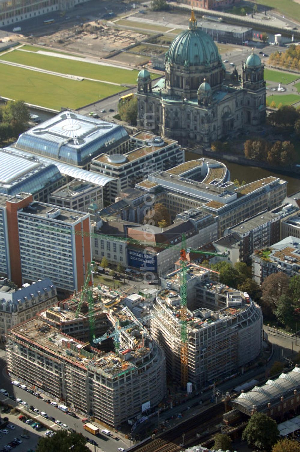 Aerial photograph Berlin - Blick auf die Baustelle vom Hackeschen Quartier, einem neuen Büro- und Geschäftshauskomplex. Auf einer gemeinsamen Tiefgarage werden zwei durch eine Gasse getrennte Baublöcke errichtet, die später Laden- und Gastronomieflächen sowie Räumlichkeiten für die Büronutzung und ein Apartmenthotel bereitstellen werden. Bauherr ist die Investitionsgesellschaft Hackesches Quartier mbH & Co. KG. Verantwortlich für die Planung sind die Architekten Müller-Reimann. Ausführendes Bauunternehmen ist die BAM Deutschland AG (ehemals Müller-Altvatter-Bauunternehmung GmbH & Co. KG und Wayss & Freytag Schlüsselfertigbau AG). Kontakt Investitionsgesellschaft Hackesches Quartier mbH & Co. KG c/o IVG Development GmbH: Ansprechpartner Nicolas Novotny, Tel. +49(0)30 88777312; Kontakt Müller-Reimann Architekten: Ansprechpartner Ivan Reimann, Tel. +49(0)30 34606116; Kontakt BAM Deutschland AG: +49(0)711 250070, Email: kontakt@bam-deutschland.de; Kontakt IVG Immobilien AG: +49(0)228 8440, Email: info@ivg.de