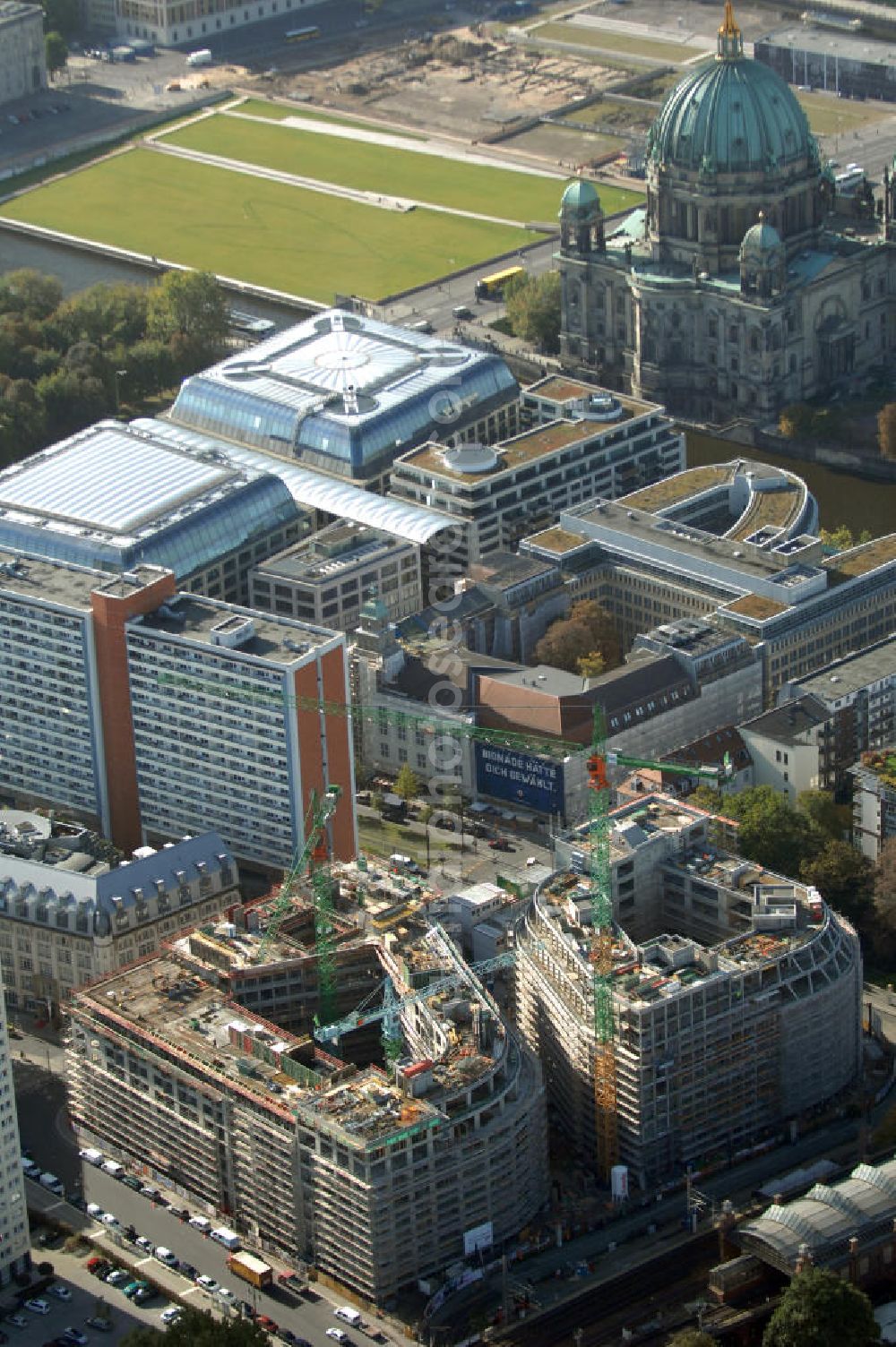 Berlin from above - Blick auf die Baustelle vom Hackeschen Quartier, einem neuen Büro- und Geschäftshauskomplex. Auf einer gemeinsamen Tiefgarage werden zwei durch eine Gasse getrennte Baublöcke errichtet, die später Laden- und Gastronomieflächen sowie Räumlichkeiten für die Büronutzung und ein Apartmenthotel bereitstellen werden. Bauherr ist die Investitionsgesellschaft Hackesches Quartier mbH & Co. KG. Verantwortlich für die Planung sind die Architekten Müller-Reimann. Ausführendes Bauunternehmen ist die BAM Deutschland AG (ehemals Müller-Altvatter-Bauunternehmung GmbH & Co. KG und Wayss & Freytag Schlüsselfertigbau AG). Kontakt Investitionsgesellschaft Hackesches Quartier mbH & Co. KG c/o IVG Development GmbH: Ansprechpartner Nicolas Novotny, Tel. +49(0)30 88777312; Kontakt Müller-Reimann Architekten: Ansprechpartner Ivan Reimann, Tel. +49(0)30 34606116; Kontakt BAM Deutschland AG: +49(0)711 250070, Email: kontakt@bam-deutschland.de; Kontakt IVG Immobilien AG: +49(0)228 8440, Email: info@ivg.de