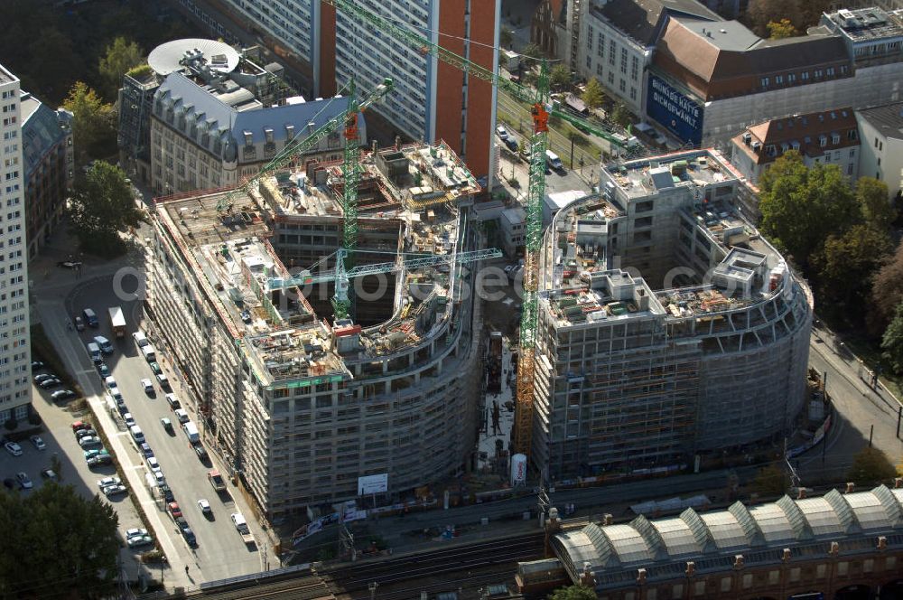 Aerial image Berlin - Blick auf die Baustelle vom Hackeschen Quartier, einem neuen Büro- und Geschäftshauskomplex. Auf einer gemeinsamen Tiefgarage werden zwei durch eine Gasse getrennte Baublöcke errichtet, die später Laden- und Gastronomieflächen sowie Räumlichkeiten für die Büronutzung und ein Apartmenthotel bereitstellen werden. Bauherr ist die Investitionsgesellschaft Hackesches Quartier mbH & Co. KG. Verantwortlich für die Planung sind die Architekten Müller-Reimann. Ausführendes Bauunternehmen ist die BAM Deutschland AG (ehemals Müller-Altvatter-Bauunternehmung GmbH & Co. KG und Wayss & Freytag Schlüsselfertigbau AG). Kontakt Investitionsgesellschaft Hackesches Quartier mbH & Co. KG c/o IVG Development GmbH: Ansprechpartner Nicolas Novotny, Tel. +49(0)30 88777312; Kontakt Müller-Reimann Architekten: Ansprechpartner Ivan Reimann, Tel. +49(0)30 34606116; Kontakt BAM Deutschland AG: +49(0)711 250070, Email: kontakt@bam-deutschland.de; Kontakt IVG Immobilien AG: +49(0)228 8440, Email: info@ivg.de