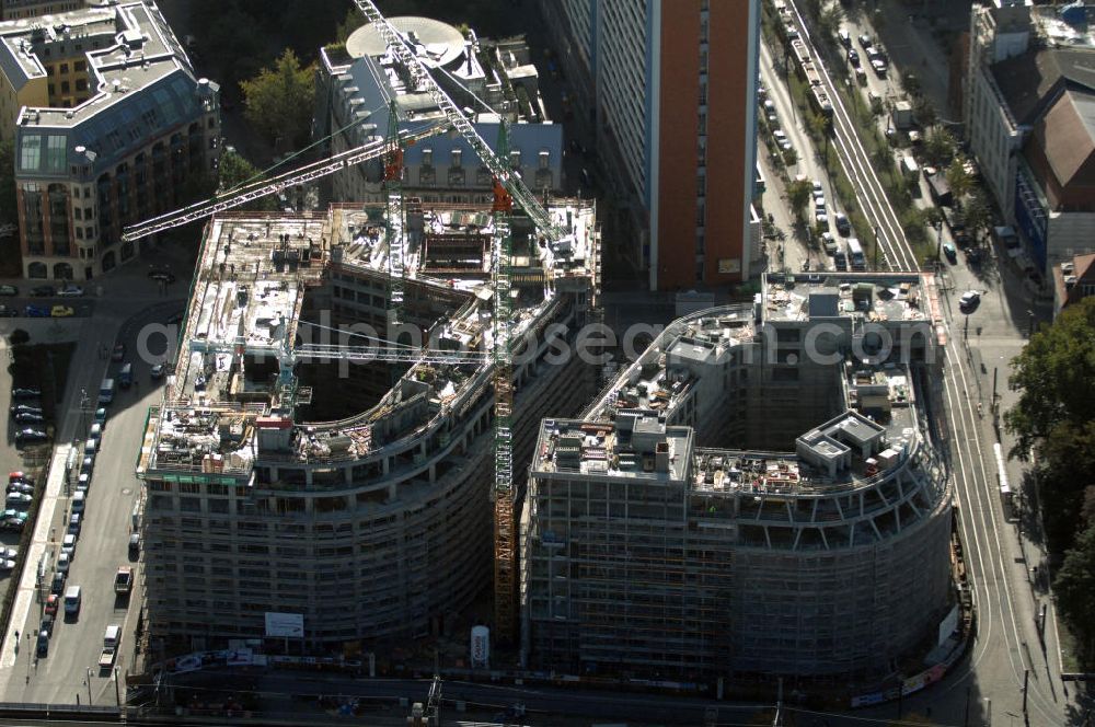 Aerial photograph Berlin - Blick auf die Baustelle vom Hackeschen Quartier, einem neuen Büro- und Geschäftshauskomplex. Auf einer gemeinsamen Tiefgarage werden zwei durch eine Gasse getrennte Baublöcke errichtet, die später Laden- und Gastronomieflächen sowie Räumlichkeiten für die Büronutzung und ein Apartmenthotel bereitstellen werden. Bauherr ist die Investitionsgesellschaft Hackesches Quartier mbH & Co. KG. Verantwortlich für die Planung sind die Architekten Müller-Reimann. Ausführendes Bauunternehmen ist die BAM Deutschland AG (ehemals Müller-Altvatter-Bauunternehmung GmbH & Co. KG und Wayss & Freytag Schlüsselfertigbau AG). Kontakt Investitionsgesellschaft Hackesches Quartier mbH & Co. KG c/o IVG Development GmbH: Ansprechpartner Nicolas Novotny, Tel. +49(0)30 88777312; Kontakt Müller-Reimann Architekten: Ansprechpartner Ivan Reimann, Tel. +49(0)30 34606116; Kontakt BAM Deutschland AG: +49(0)711 250070, Email: kontakt@bam-deutschland.de; Kontakt IVG Immobilien AG: +49(0)228 8440, Email: info@ivg.de