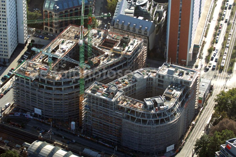 Berlin from the bird's eye view: Blick auf die Baustelle vom Hackeschen Quartier, einem neuen Büro- und Geschäftshauskomplex. Auf einer gemeinsamen Tiefgarage werden zwei durch eine Gasse getrennte Baublöcke errichtet, die später Laden- und Gastronomieflächen sowie Räumlichkeiten für die Büronutzung und ein Apartmenthotel bereitstellen werden. Bauherr ist die Investitionsgesellschaft Hackesches Quartier mbH & Co. KG. Verantwortlich für die Planung sind die Architekten Müller-Reimann. Ausführendes Bauunternehmen ist die BAM Deutschland AG (ehemals Müller-Altvatter-Bauunternehmung GmbH & Co. KG und Wayss & Freytag Schlüsselfertigbau AG). Kontakt Investitionsgesellschaft Hackesches Quartier mbH & Co. KG c/o IVG Development GmbH: Ansprechpartner Nicolas Novotny, Tel. +49(0)30 88777312; Kontakt Müller-Reimann Architekten: Ansprechpartner Ivan Reimann, Tel. +49(0)30 34606116; Kontakt BAM Deutschland AG: +49(0)711 250070, Email: kontakt@bam-deutschland.de; Kontakt IVG Immobilien AG: +49(0)228 8440, Email: info@ivg.de