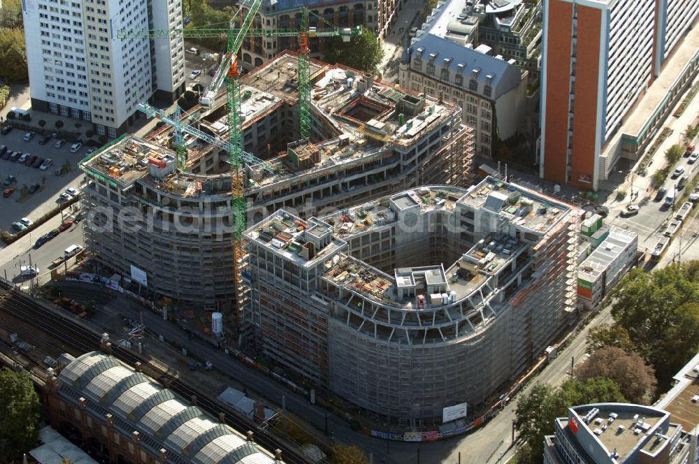 Aerial photograph Berlin - Blick auf die Baustelle vom Hackeschen Quartier, einem neuen Büro- und Geschäftshauskomplex. Auf einer gemeinsamen Tiefgarage werden zwei durch eine Gasse getrennte Baublöcke errichtet, die später Laden- und Gastronomieflächen sowie Räumlichkeiten für die Büronutzung und ein Apartmenthotel bereitstellen werden. Bauherr ist die Investitionsgesellschaft Hackesches Quartier mbH & Co. KG. Verantwortlich für die Planung sind die Architekten Müller-Reimann. Ausführendes Bauunternehmen ist die BAM Deutschland AG (ehemals Müller-Altvatter-Bauunternehmung GmbH & Co. KG und Wayss & Freytag Schlüsselfertigbau AG). Kontakt Investitionsgesellschaft Hackesches Quartier mbH & Co. KG c/o IVG Development GmbH: Ansprechpartner Nicolas Novotny, Tel. +49(0)30 88777312; Kontakt Müller-Reimann Architekten: Ansprechpartner Ivan Reimann, Tel. +49(0)30 34606116; Kontakt BAM Deutschland AG: +49(0)711 250070, Email: kontakt@bam-deutschland.de; Kontakt IVG Immobilien AG: +49(0)228 8440, Email: info@ivg.de