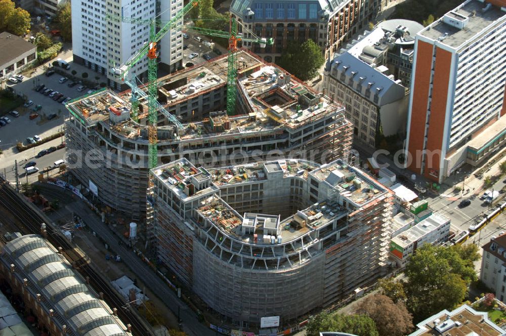 Berlin from the bird's eye view: Blick auf die Baustelle vom Hackeschen Quartier, einem neuen Büro- und Geschäftshauskomplex. Auf einer gemeinsamen Tiefgarage werden zwei durch eine Gasse getrennte Baublöcke errichtet, die später Laden- und Gastronomieflächen sowie Räumlichkeiten für die Büronutzung und ein Apartmenthotel bereitstellen werden. Bauherr ist die Investitionsgesellschaft Hackesches Quartier mbH & Co. KG. Verantwortlich für die Planung sind die Architekten Müller-Reimann. Ausführendes Bauunternehmen ist die BAM Deutschland AG (ehemals Müller-Altvatter-Bauunternehmung GmbH & Co. KG und Wayss & Freytag Schlüsselfertigbau AG). Kontakt Investitionsgesellschaft Hackesches Quartier mbH & Co. KG c/o IVG Development GmbH: Ansprechpartner Nicolas Novotny, Tel. +49(0)30 88777312; Kontakt Müller-Reimann Architekten: Ansprechpartner Ivan Reimann, Tel. +49(0)30 34606116; Kontakt BAM Deutschland AG: +49(0)711 250070, Email: kontakt@bam-deutschland.de; Kontakt IVG Immobilien AG: +49(0)228 8440, Email: info@ivg.de