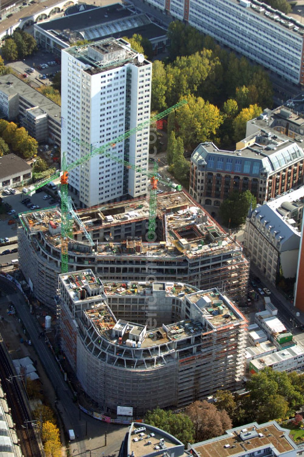 Aerial image Berlin - Blick auf die Baustelle vom Hackeschen Quartier, einem neuen Büro- und Geschäftshauskomplex. Auf einer gemeinsamen Tiefgarage werden zwei durch eine Gasse getrennte Baublöcke errichtet, die später Laden- und Gastronomieflächen sowie Räumlichkeiten für die Büronutzung und ein Apartmenthotel bereitstellen werden. Bauherr ist die Investitionsgesellschaft Hackesches Quartier mbH & Co. KG. Verantwortlich für die Planung sind die Architekten Müller-Reimann. Ausführendes Bauunternehmen ist die BAM Deutschland AG (ehemals Müller-Altvatter-Bauunternehmung GmbH & Co. KG und Wayss & Freytag Schlüsselfertigbau AG). Kontakt Investitionsgesellschaft Hackesches Quartier mbH & Co. KG c/o IVG Development GmbH: Ansprechpartner Nicolas Novotny, Tel. +49(0)30 88777312; Kontakt Müller-Reimann Architekten: Ansprechpartner Ivan Reimann, Tel. +49(0)30 34606116; Kontakt BAM Deutschland AG: +49(0)711 250070, Email: kontakt@bam-deutschland.de; Kontakt IVG Immobilien AG: +49(0)228 8440, Email: info@ivg.de