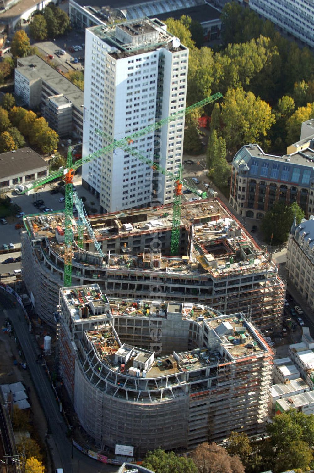 Aerial photograph Berlin - Blick auf die Baustelle vom Hackeschen Quartier, einem neuen Büro- und Geschäftshauskomplex. Auf einer gemeinsamen Tiefgarage werden zwei durch eine Gasse getrennte Baublöcke errichtet, die später Laden- und Gastronomieflächen sowie Räumlichkeiten für die Büronutzung und ein Apartmenthotel bereitstellen werden. Bauherr ist die Investitionsgesellschaft Hackesches Quartier mbH & Co. KG. Verantwortlich für die Planung sind die Architekten Müller-Reimann. Ausführendes Bauunternehmen ist die BAM Deutschland AG (ehemals Müller-Altvatter-Bauunternehmung GmbH & Co. KG und Wayss & Freytag Schlüsselfertigbau AG). Kontakt Investitionsgesellschaft Hackesches Quartier mbH & Co. KG c/o IVG Development GmbH: Ansprechpartner Nicolas Novotny, Tel. +49(0)30 88777312; Kontakt Müller-Reimann Architekten: Ansprechpartner Ivan Reimann, Tel. +49(0)30 34606116; Kontakt BAM Deutschland AG: +49(0)711 250070, Email: kontakt@bam-deutschland.de; Kontakt IVG Immobilien AG: +49(0)228 8440, Email: info@ivg.de