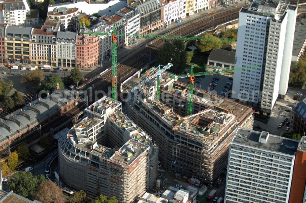 Aerial photograph Berlin - Blick auf die Baustelle vom Hackeschen Quartier, einem neuen Büro- und Geschäftshauskomplex. Auf einer gemeinsamen Tiefgarage werden zwei durch eine Gasse getrennte Baublöcke errichtet, die später Laden- und Gastronomieflächen sowie Räumlichkeiten für die Büronutzung und ein Apartmenthotel bereitstellen werden. Bauherr ist die Investitionsgesellschaft Hackesches Quartier mbH & Co. KG. Verantwortlich für die Planung sind die Architekten Müller-Reimann. Ausführendes Bauunternehmen ist die BAM Deutschland AG (ehemals Müller-Altvatter-Bauunternehmung GmbH & Co. KG und Wayss & Freytag Schlüsselfertigbau AG). Kontakt Investitionsgesellschaft Hackesches Quartier mbH & Co. KG c/o IVG Development GmbH: Ansprechpartner Nicolas Novotny, Tel. +49(0)30 88777312; Kontakt Müller-Reimann Architekten: Ansprechpartner Ivan Reimann, Tel. +49(0)30 34606116; Kontakt BAM Deutschland AG: +49(0)711 250070, Email: kontakt@bam-deutschland.de; Kontakt IVG Immobilien AG: +49(0)228 8440, Email: info@ivg.de