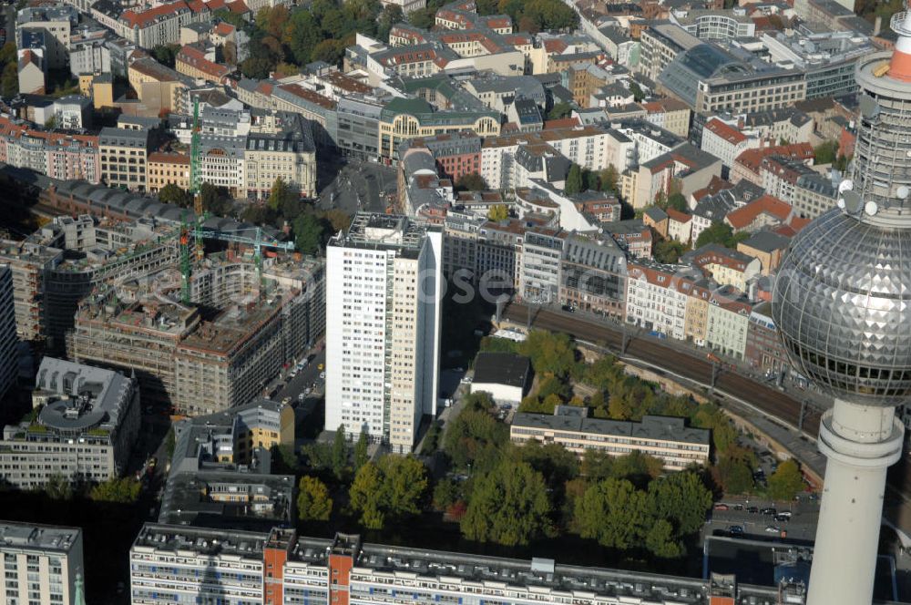 Berlin from above - Blick auf die Baustelle vom Hackeschen Quartier, einem neuen Büro- und Geschäftshauskomplex. Auf einer gemeinsamen Tiefgarage werden zwei durch eine Gasse getrennte Baublöcke errichtet, die später Laden- und Gastronomieflächen sowie Räumlichkeiten für die Büronutzung und ein Apartmenthotel bereitstellen werden. Bauherr ist die Investitionsgesellschaft Hackesches Quartier mbH & Co. KG. Verantwortlich für die Planung sind die Architekten Müller-Reimann. Ausführendes Bauunternehmen ist die BAM Deutschland AG (ehemals Müller-Altvatter-Bauunternehmung GmbH & Co. KG und Wayss & Freytag Schlüsselfertigbau AG). Kontakt Investitionsgesellschaft Hackesches Quartier mbH & Co. KG c/o IVG Development GmbH: Ansprechpartner Nicolas Novotny, Tel. +49(0)30 88777312; Kontakt Müller-Reimann Architekten: Ansprechpartner Ivan Reimann, Tel. +49(0)30 34606116; Kontakt BAM Deutschland AG: +49(0)711 250070, Email: kontakt@bam-deutschland.de; Kontakt IVG Immobilien AG: +49(0)228 8440, Email: info@ivg.de