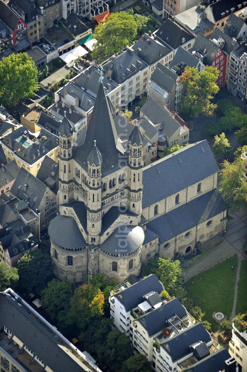 Köln from the bird's eye view: Die eng bebaute Groß St. Martin ist eine von zwölf großen romanischen Kirchen, der Kölner Innenstadt. Die Kirche, mit den vier Ecktürmchen, wurde während des Zweiten Weltkriegs stark beschädigt. Erst 1985 wurden die Restaurierungsarbeiten abgeschlossen. Seit 2009 steht die Klosterkirche Groß St. Martin wieder Gläubigen und Besuchern offen. The tightly constructed Groß St. Martin is one of the great twelve Romanesque churches, Cologne's inner city. In 1985 the restoration work was completed. Since 2009, the monastery church of Gross St. Martin is once again open to believers and visitors.