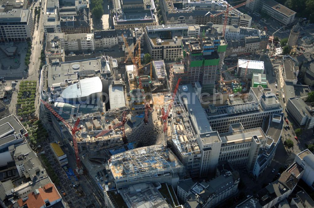 Aerial photograph Frankfurt am Main - Großbaustelle vom Bauprojekt PalaisQuartier. Auf einer Grundstücksfläche von 17.400 qm enstehen zwei Hochhäuser ein Einkaufszentrum und ein Hotel, das nach historischem Vorbild wiedererrichtete Thurn und Taxis Palais (Schloss). Es wird eine Gesamtfläche von 226.000 qm haben und eine Tiefgarage mit 1.390 Parkplätzen. ARGE PalaisQuartier: Dreßler Bau GmbH, Müllerstraße 26, 63741 Aschaffenburg, Tel. 06021 403 0, Fax 06021 403 216, E-Mail: ab-hv@dressler-bau.de; BAM Deutschland AG, Mönchhaldenstraße 26, 70191 Stuttgart, Tel. 0711 250 07 0, Fax 0711 250 07 150, E-Mail: Info@bam-deutschland.de; Ed. Züblin AG Albstadtweg 3, 70567 Stuttgart, Tel. 0711 7883 0, Fax 0711 7883 390, E-Mail: info@zueblin.de