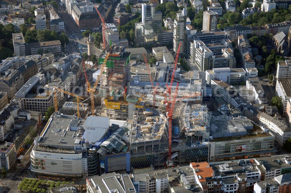 Frankfurt am Main from above - Großbaustelle vom Bauprojekt PalaisQuartier. Auf einer Grundstücksfläche von 17.400 qm enstehen zwei Hochhäuser ein Einkaufszentrum und ein Hotel, das nach historischem Vorbild wiedererrichtete Thurn und Taxis Palais (Schloss). Es wird eine Gesamtfläche von 226.000 qm haben und eine Tiefgarage mit 1.390 Parkplätzen. ARGE PalaisQuartier: Dreßler Bau GmbH, Müllerstraße 26, 63741 Aschaffenburg, Tel. 06021 403 0, Fax 06021 403 216, E-Mail: ab-hv@dressler-bau.de; BAM Deutschland AG, Mönchhaldenstraße 26, 70191 Stuttgart, Tel. 0711 250 07 0, Fax 0711 250 07 150, E-Mail: Info@bam-deutschland.de; Ed. Züblin AG Albstadtweg 3, 70567 Stuttgart, Tel. 0711 7883 0, Fax 0711 7883 390, E-Mail: info@zueblin.de