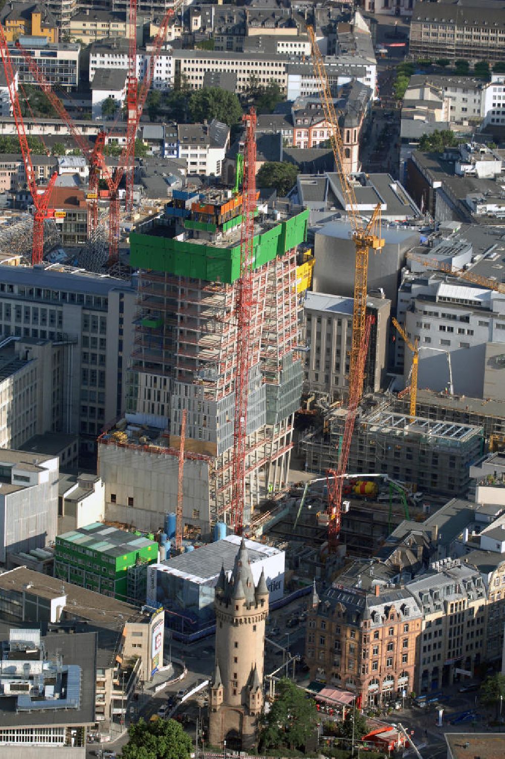 Aerial image Frankfurt am Main - Großbaustelle vom Bauprojekt PalaisQuartier. Auf einer Grundstücksfläche von 17.400 qm enstehen zwei Hochhäuser ein Einkaufszentrum und ein Hotel, das nach historischem Vorbild wiedererrichtete Thurn und Taxis Palais (Schloss). Es wird eine Gesamtfläche von 226.000 qm haben und eine Tiefgarage mit 1.390 Parkplätzen. ARGE PalaisQuartier: Dreßler Bau GmbH, Müllerstraße 26, 63741 Aschaffenburg, Tel. 06021 403 0, Fax 06021 403 216, E-Mail: ab-hv@dressler-bau.de; BAM Deutschland AG, Mönchhaldenstraße 26, 70191 Stuttgart, Tel. 0711 250 07 0, Fax 0711 250 07 150, E-Mail: Info@bam-deutschland.de; Ed. Züblin AG Albstadtweg 3, 70567 Stuttgart, Tel. 0711 7883 0, Fax 0711 7883 390, E-Mail: info@zueblin.de