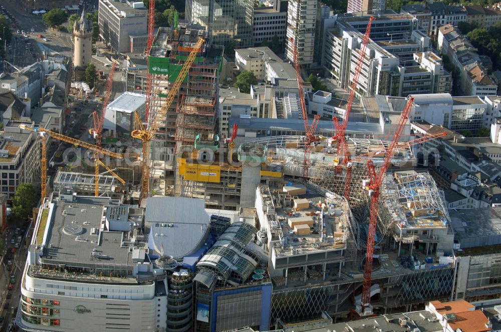 Frankfurt am Main from above - Großbaustelle vom Bauprojekt PalaisQuartier. Auf einer Grundstücksfläche von 17.400 qm enstehen zwei Hochhäuser ein Einkaufszentrum und ein Hotel, das nach historischem Vorbild wiedererrichtete Thurn und Taxis Palais (Schloss). Es wird eine Gesamtfläche von 226.000 qm haben und eine Tiefgarage mit 1.390 Parkplätzen. ARGE PalaisQuartier: Dreßler Bau GmbH, Müllerstraße 26, 63741 Aschaffenburg, Tel. 06021 403 0, Fax 06021 403 216, E-Mail: ab-hv@dressler-bau.de; BAM Deutschland AG, Mönchhaldenstraße 26, 70191 Stuttgart, Tel. 0711 250 07 0, Fax 0711 250 07 150, E-Mail: Info@bam-deutschland.de; Ed. Züblin AG Albstadtweg 3, 70567 Stuttgart, Tel. 0711 7883 0, Fax 0711 7883 390, E-Mail: info@zueblin.de