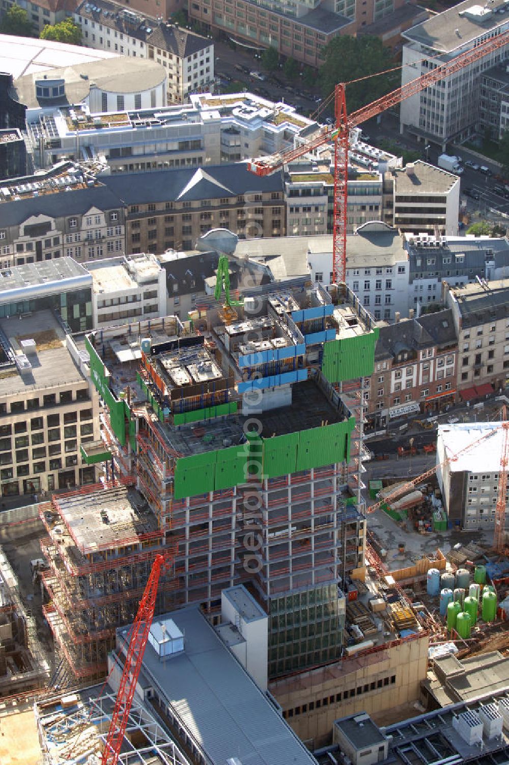 Aerial image Frankfurt am Main - Großbaustelle vom Bauprojekt PalaisQuartier. Auf einer Grundstücksfläche von 17.400 qm enstehen zwei Hochhäuser ein Einkaufszentrum und ein Hotel, das nach historischem Vorbild wiedererrichtete Thurn und Taxis Palais (Schloss). Es wird eine Gesamtfläche von 226.000 qm haben und eine Tiefgarage mit 1.390 Parkplätzen. ARGE PalaisQuartier: Dreßler Bau GmbH, Müllerstraße 26, 63741 Aschaffenburg, Tel. 06021 403 0, Fax 06021 403 216, E-Mail: ab-hv@dressler-bau.de; BAM Deutschland AG, Mönchhaldenstraße 26, 70191 Stuttgart, Tel. 0711 250 07 0, Fax 0711 250 07 150, E-Mail: Info@bam-deutschland.de; Ed. Züblin AG Albstadtweg 3, 70567 Stuttgart, Tel. 0711 7883 0, Fax 0711 7883 390, E-Mail: info@zueblin.de