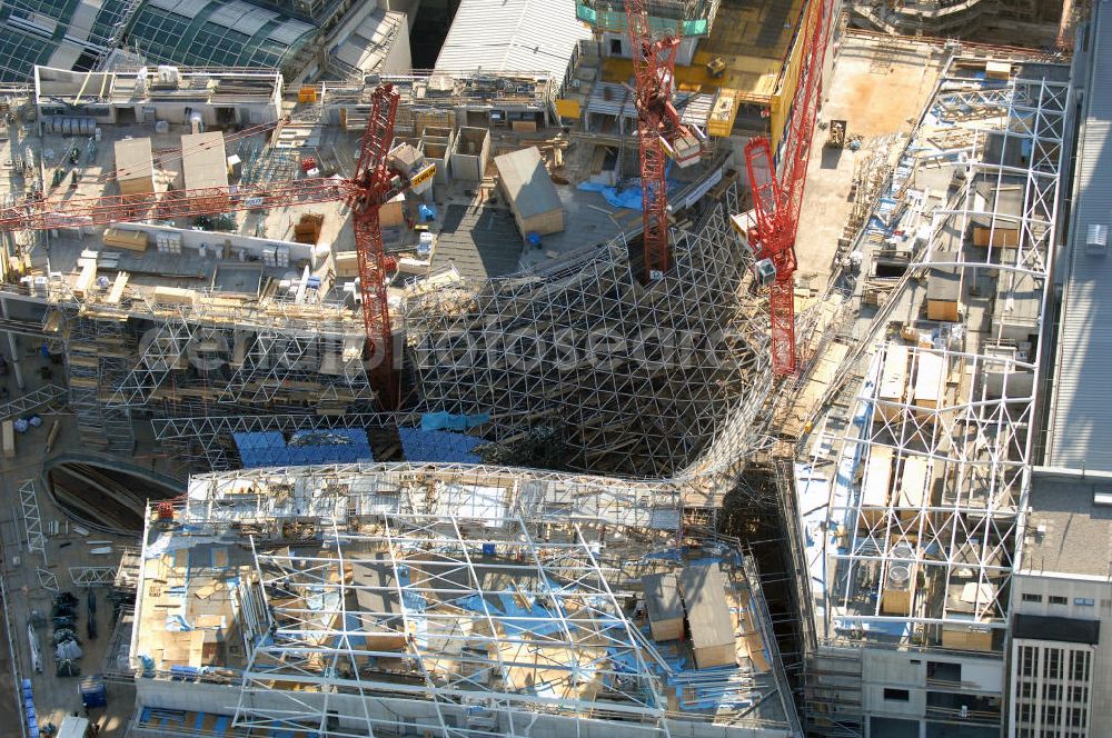 Aerial photograph Frankfurt am Main - Großbaustelle vom Bauprojekt PalaisQuartier. Auf einer Grundstücksfläche von 17.400 qm enstehen zwei Hochhäuser ein Einkaufszentrum und ein Hotel, das nach historischem Vorbild wiedererrichtete Thurn und Taxis Palais (Schloss). Es wird eine Gesamtfläche von 226.000 qm haben und eine Tiefgarage mit 1.390 Parkplätzen. ARGE PalaisQuartier: Dreßler Bau GmbH, Müllerstraße 26, 63741 Aschaffenburg, Tel. 06021 403 0, Fax 06021 403 216, E-Mail: ab-hv@dressler-bau.de; BAM Deutschland AG, Mönchhaldenstraße 26, 70191 Stuttgart, Tel. 0711 250 07 0, Fax 0711 250 07 150, E-Mail: Info@bam-deutschland.de; Ed. Züblin AG Albstadtweg 3, 70567 Stuttgart, Tel. 0711 7883 0, Fax 0711 7883 390, E-Mail: info@zueblin.de