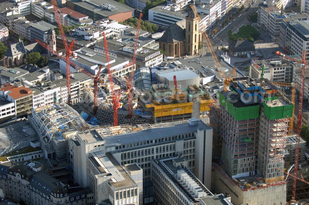 Frankfurt am Main from above - Großbaustelle vom Bauprojekt PalaisQuartier. Auf einer Grundstücksfläche von 17.400 qm enstehen zwei Hochhäuser ein Einkaufszentrum und ein Hotel, das nach historischem Vorbild wiedererrichtete Thurn und Taxis Palais (Schloss). Es wird eine Gesamtfläche von 226.000 qm haben und eine Tiefgarage mit 1.390 Parkplätzen. ARGE PalaisQuartier: Dreßler Bau GmbH, Müllerstraße 26, 63741 Aschaffenburg, Tel. 06021 403 0, Fax 06021 403 216, E-Mail: ab-hv@dressler-bau.de; BAM Deutschland AG, Mönchhaldenstraße 26, 70191 Stuttgart, Tel. 0711 250 07 0, Fax 0711 250 07 150, E-Mail: Info@bam-deutschland.de; Ed. Züblin AG Albstadtweg 3, 70567 Stuttgart, Tel. 0711 7883 0, Fax 0711 7883 390, E-Mail: info@zueblin.de