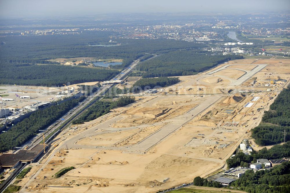 Aerial photograph Frankfurt am Main - Blick auf die Großbaustelle der künftigen Landebahn Nordwest am FRAPORT Flughafen Frankfurt. Zu den Arbeiten, die vor dem Planieren der Bahn ablaufen mussten, gehörte auch die Errichtung unterirdischer Speicher- und Versickerbecken. Rund 400 Betonelemente, jeweils bis zu 32 Meter lang und 90 Tonnen schwer, wurden für die zwei Rollwege über die ICE-Trasse, die Autobahn A 3, den Airportring und eine Betriebsstraße verbaut. View of the construction site of the future runway Northwest at Fraport Frankfurt Airport.