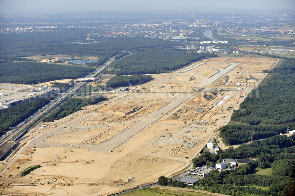 Frankfurt am Main from the bird's eye view: Blick auf die Großbaustelle der künftigen Landebahn Nordwest am FRAPORT Flughafen Frankfurt. Zu den Arbeiten, die vor dem Planieren der Bahn ablaufen mussten, gehörte auch die Errichtung unterirdischer Speicher- und Versickerbecken. Rund 400 Betonelemente, jeweils bis zu 32 Meter lang und 90 Tonnen schwer, wurden für die zwei Rollwege über die ICE-Trasse, die Autobahn A 3, den Airportring und eine Betriebsstraße verbaut. View of the construction site of the future runway Northwest at Fraport Frankfurt Airport.