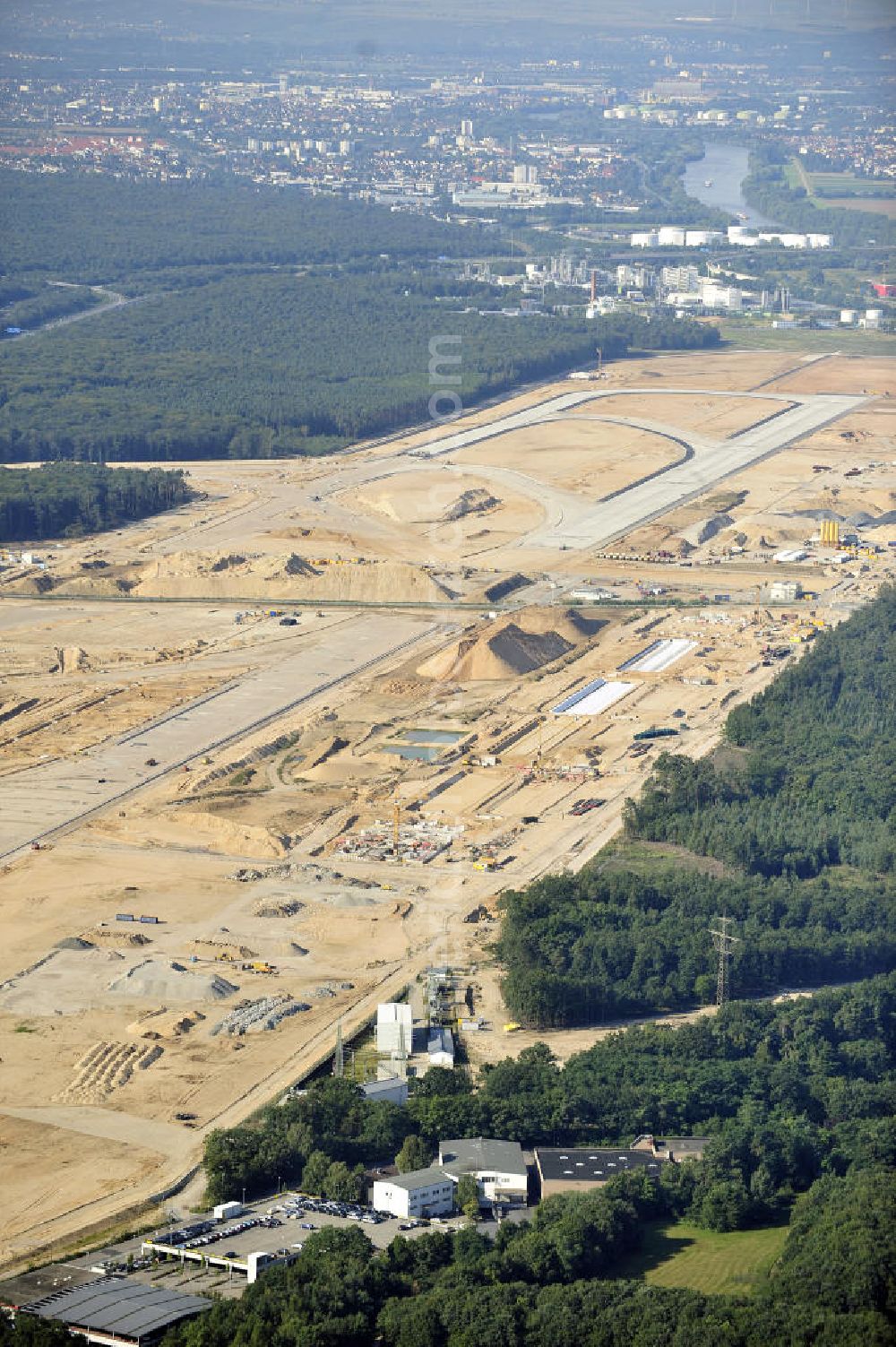 Aerial image Frankfurt am Main - Blick auf die Großbaustelle der künftigen Landebahn Nordwest am FRAPORT Flughafen Frankfurt. Zu den Arbeiten, die vor dem Planieren der Bahn ablaufen mussten, gehörte auch die Errichtung unterirdischer Speicher- und Versickerbecken. Rund 400 Betonelemente, jeweils bis zu 32 Meter lang und 90 Tonnen schwer, wurden für die zwei Rollwege über die ICE-Trasse, die Autobahn A 3, den Airportring und eine Betriebsstraße verbaut. View of the construction site of the future runway Northwest at Fraport Frankfurt Airport.