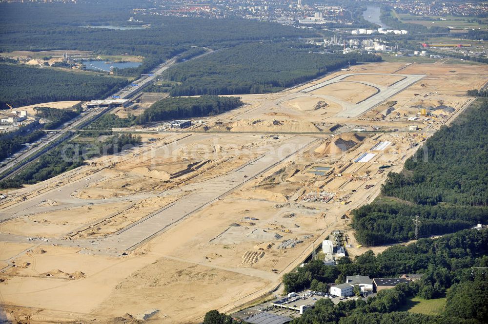 Aerial photograph Frankfurt am Main - Blick auf die Großbaustelle der künftigen Landebahn Nordwest am FRAPORT Flughafen Frankfurt. Zu den Arbeiten, die vor dem Planieren der Bahn ablaufen mussten, gehörte auch die Errichtung unterirdischer Speicher- und Versickerbecken. Rund 400 Betonelemente, jeweils bis zu 32 Meter lang und 90 Tonnen schwer, wurden für die zwei Rollwege über die ICE-Trasse, die Autobahn A 3, den Airportring und eine Betriebsstraße verbaut. View of the construction site of the future runway Northwest at Fraport Frankfurt Airport.