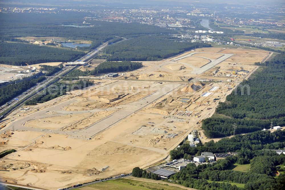 Frankfurt am Main from above - Blick auf die Großbaustelle der künftigen Landebahn Nordwest am FRAPORT Flughafen Frankfurt. Zu den Arbeiten, die vor dem Planieren der Bahn ablaufen mussten, gehörte auch die Errichtung unterirdischer Speicher- und Versickerbecken. Rund 400 Betonelemente, jeweils bis zu 32 Meter lang und 90 Tonnen schwer, wurden für die zwei Rollwege über die ICE-Trasse, die Autobahn A 3, den Airportring und eine Betriebsstraße verbaut. View of the construction site of the future runway Northwest at Fraport Frankfurt Airport.