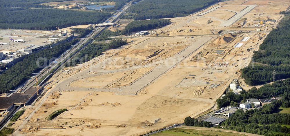 Frankfurt am Main from the bird's eye view: Blick auf die Großbaustelle der künftigen Landebahn Nordwest am FRAPORT Flughafen Frankfurt. Zu den Arbeiten, die vor dem Planieren der Bahn ablaufen mussten, gehörte auch die Errichtung unterirdischer Speicher- und Versickerbecken. Rund 400 Betonelemente, jeweils bis zu 32 Meter lang und 90 Tonnen schwer, wurden für die zwei Rollwege über die ICE-Trasse, die Autobahn A 3, den Airportring und eine Betriebsstraße verbaut. View of the construction site of the future runway Northwest at Fraport Frankfurt Airport.