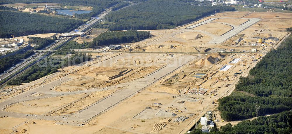 Aerial image Frankfurt am Main - Blick auf die Großbaustelle der künftigen Landebahn Nordwest am FRAPORT Flughafen Frankfurt. Zu den Arbeiten, die vor dem Planieren der Bahn ablaufen mussten, gehörte auch die Errichtung unterirdischer Speicher- und Versickerbecken. Rund 400 Betonelemente, jeweils bis zu 32 Meter lang und 90 Tonnen schwer, wurden für die zwei Rollwege über die ICE-Trasse, die Autobahn A 3, den Airportring und eine Betriebsstraße verbaut. View of the construction site of the future runway Northwest at Fraport Frankfurt Airport.