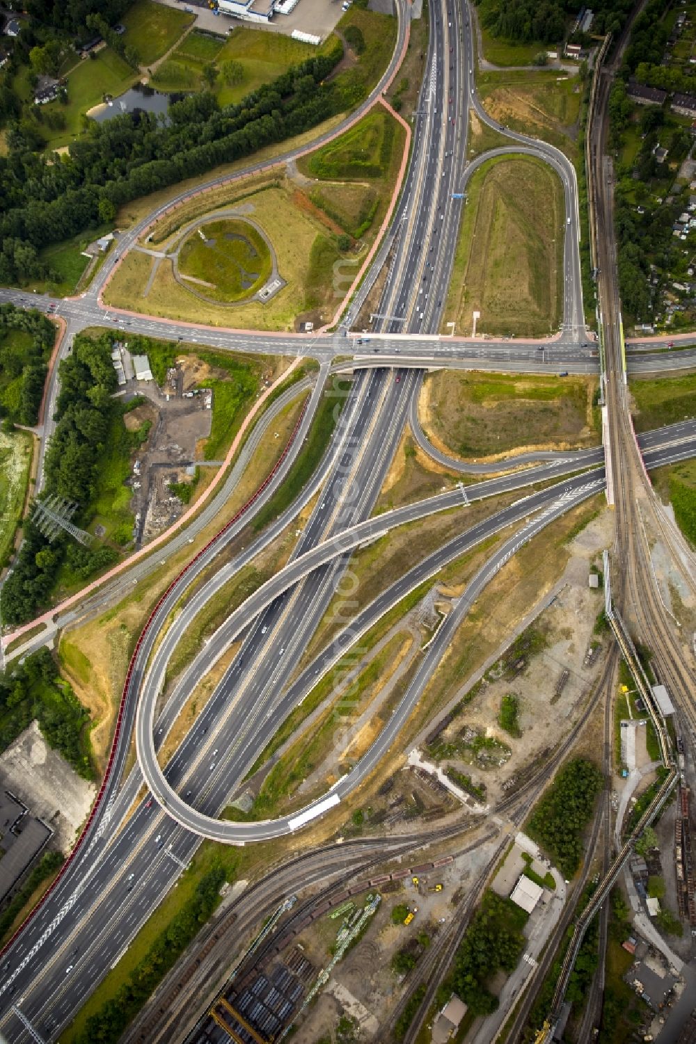 Aerial photograph Bochum - Great building site for the reconstruction of federal highway A40 motorway at the intersection of the main road B1 in Bochum in North Rhine-Westphalia