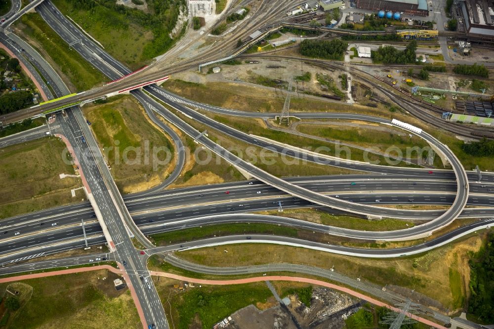 Bochum from above - Great building site for the reconstruction of federal highway A40 motorway at the intersection of the main road B1 in Bochum in North Rhine-Westphalia