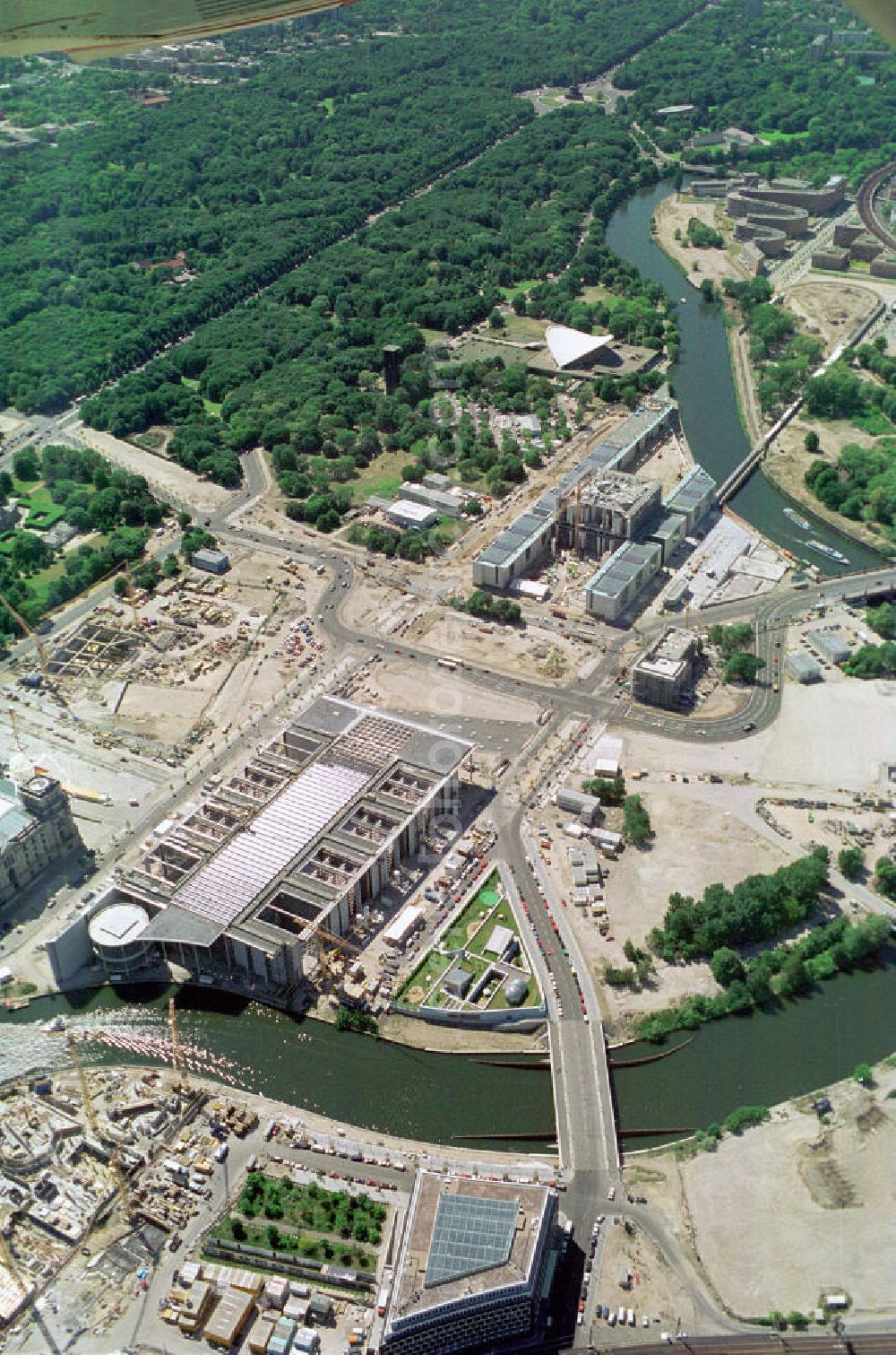 Berlin from the bird's eye view: The construction sites the government quarter in Berlin at the Berlin Reichstag