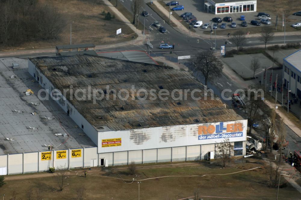 Eisenhüttenstadt from the bird's eye view: Blick auf ein Feuer / Brand / Großbrand im Einkaufszentrum Nordpassagen in Eisenhüttenstadt (ROLLER Möbeldiscounter). View of a large fire in the shopping center Nordpassagen in Eisenhüttenstadt.